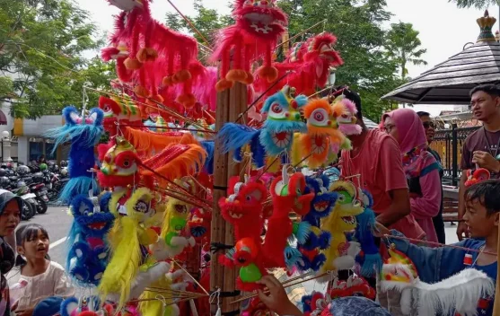 Momentum Imlek 2026, Pedagang Mainan Barongsai Mendulang Cuan